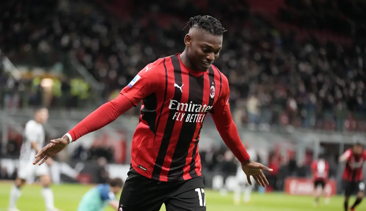 Penyerang AC Milan, Rafael Leao berselebrasi setelah mencetak gol ke gawang Udinese pada pertandingan lanjutan Liga Serie A Italia di stadion San Siro di Milan, Italia, Sabtu (26/2/2022). Dengan hasil ini, AC Milan masih berada di puncak klasemen dengan 57  poin. (AP Photo/Luca Bruno)