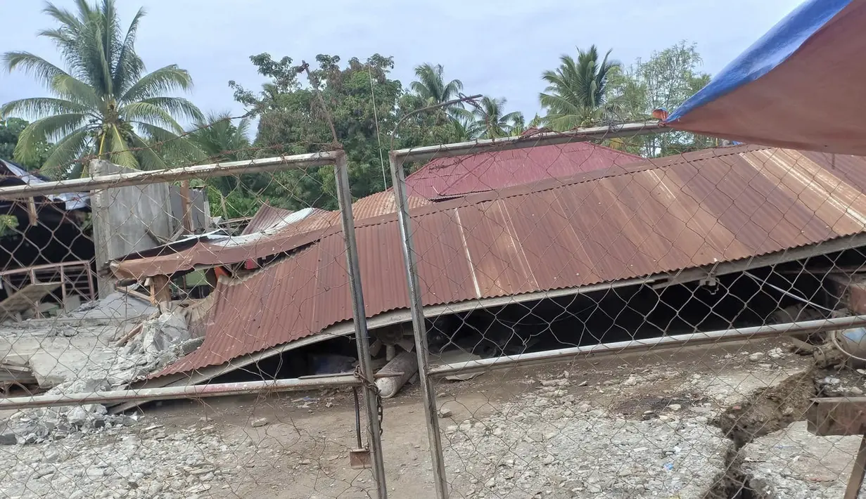 Sebuah rumah runtuh setelah gempa bumi melanda provinsi Davao del Sur, Filipina selatan (15/12/2019). Gempa tersebut berkekuatan Magnitudo 6,9. (AP Photo/John Angelo Jomao-as)