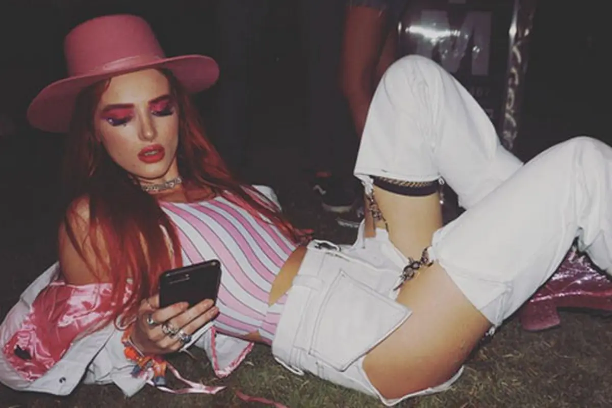 [Bintang] Selain Bella Thorne, 6 Artis Ini Kerap Lakukan Foto Seksi