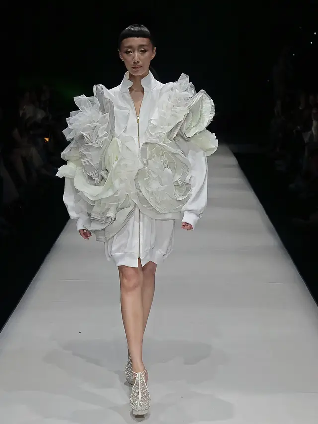 Rama Dauhan Apresiasi Intiuisi Perempuan di Plaza Indonesia Fashion Week 2019