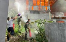 FOTO: Prajurit TNI AL Bantu Pemadaman Kebakaran Permukiman di Manado