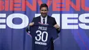 Pemain baru Paris Saint-Germain (PSG), Lionel Messi memegang kaus nomor 30 miliknya setelah pers konferensi di stadion Parc des Princes di Paris, Rabu (11/8/2021). Messi dikontrak oleh PSG selama dua tahun dengan opsi perpanjangan setahun di klub kaya Paris itu. (AP Photo/Francois Mori)