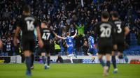 Pemain Brighton and Hove Albion, Adam Webster, merayakan gol yang dicetaknya ke gawang Manchester City dalam laga pekan ke-37 Premier League di Amex Stadium, Rabu (19/5/2021) dini hari WIb. Brighton menang 3-2 dalam pertandingan ini. (MIKE HEWITT / POOL / AFP)