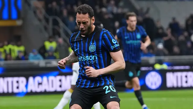 Pemain Inter Milan Hakan Calhanoglu merayakan gol