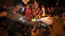 Polisi mencoba menghentikan seorang pengunjuk rasa selama demonstrasi menentang tindakan lockdown di Tel Aviv, Israel, Kamis (1/10/2020). Pengunjuk rasa meyakini lockdown ditujukan untuk mengekang protes terhadap Perdana Menteri Israel Benjamin Netanyahu. (AP Photo/Sebastian Scheiner)