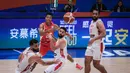 <p>Pebasket Kanada, Trae Bell-haynes (kedua kiri) berusaha mengumpan bola melewati beberapa pebasket Lebanon pada laga kedua Grup H Piala Dunia FIBA 2023 di Indonesia Arena, Senayan, Jakarta, Minggu (27/08/2023). (Bola.com/Bagaskara Lazuardi)</p>