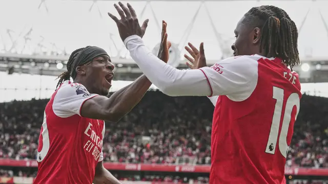 Noni Madueke (kiri) dan Eberechi Eze dari Arsenal