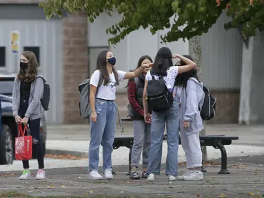 Para siswa yang mengenakan masker terlihat di sebuah sekolah di Vancouver, British Columbia, Kanada, 21 September 2020. Paparan COVID-19 telah dilaporkan di sedikitnya 20 sekolah di British Columbia sejak para siswa kembali belajar di sekolah dua pekan lalu. (Xinhua/Liang Sen)