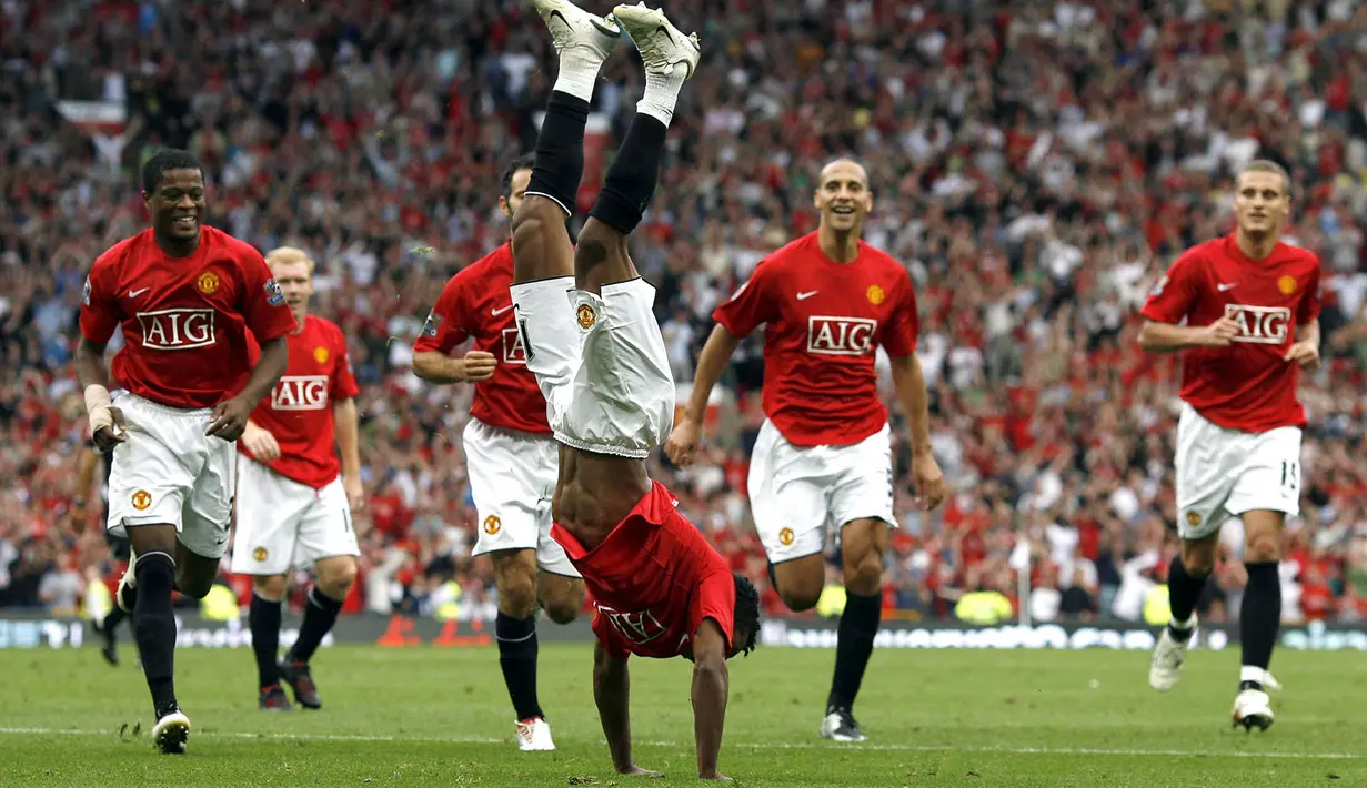 Liga Inggris musim 2007/2008 disabet oleh Manchester United. Setan Merah juga torehkan penampilan yang gemilang dengan hanya 22 kali kebobolan. Hal itu tak lepas dari penampilan gemilang penjaga gawang mereka, Edwin Van Der Sar yang berhasil torehkan 21 clean sheet. (Foto: AFP/Andrew Yates)