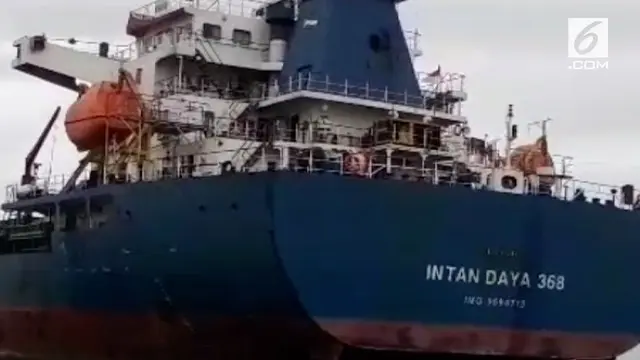 Seorang ABK terjatuh dari atas kapal saat kapal akan bersandar di pelabuhan Balikpapan.