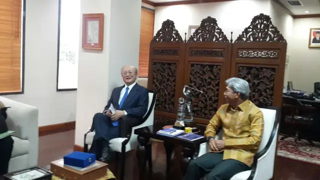 Direktur Jenderal IAEA Yukia Amano (kiri) bersama Wakil Menteri Luar Negeri RI Abdurrahman M Fachir (kanan) di Kemlu RI Jakarta (5/2/2018)
