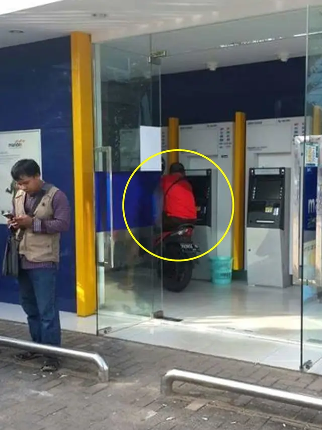 6 Kelakuan Nyeleneh Bapak-Bapak saat Malas Gerak Ini Bikin Tepuk Jidat