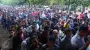 Ribuan orang mengantri untuk mendaftarkan diri mereka untuk menjadi pengemudi Uber di Jakarta, Selasa (24/5). Uber Indonesia membuka lowongan menjadi driver Uber Motor dengan target 10.000 pengemudi. (Liputan6.com/Angga Yuniar)