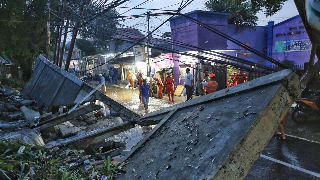 Tembok roboh di Kalibata akibat hujan deras
