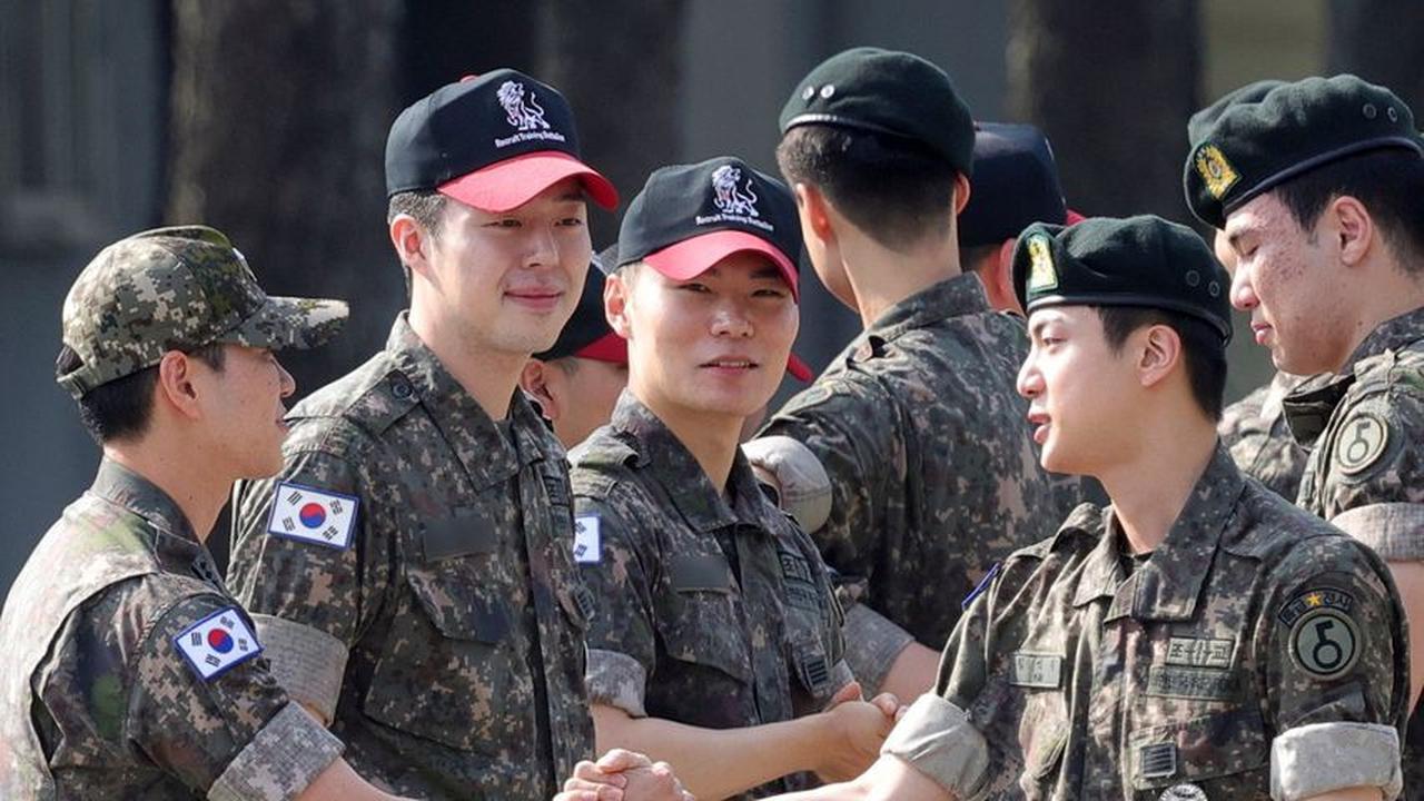 Momen Penuh Sukaria Jin BTS Lulus Wamil, Papan Selamat dari ARMY hingga RM Main Saksofon
