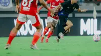 Pemain PSIM Yogyakarta berupaya lepas dari kawalan penggawa Bali United dalam laga uji coba di Stadion Kapten I Wayan Dipta, Sabtu (26/7/2025). (Bola.com/Dok. PSIM Yogyakarta)