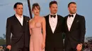 Dakota berpose dengan aktor Johnny Depp, Direktur US Scott Cooper dan aktor Australia Joel Edgerton saat menghadiri pemutaran film "'Black Mass" di Festival Film Venesia ke-72 di Italia, (5/9/2015). (AFP PHOTO/GIUSEPPE CACACE)