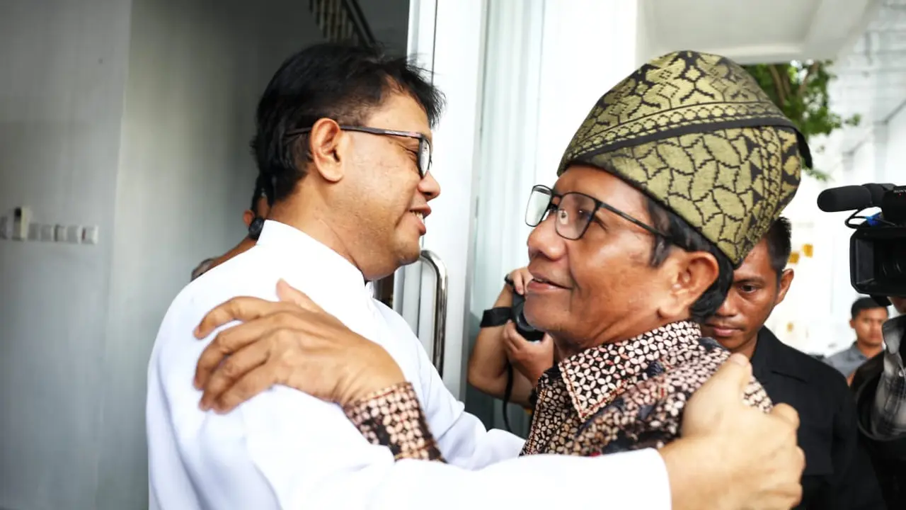 Pastor Paroki Gereja Santo Yoseph Tanjung Balai Karimun, Romo Kristiono Widodo, dan Calon Wakil Presiden nomor urut 03, Mahfud MD (Istimewa)