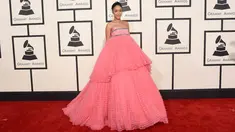 Rihanna tampil bak putri di negeri dongeng saat hadir di Grammy Awards ke-57 di Staples Center, Los Angeles, AS, Minggu (8/2/2015). (Jason Merritt/Getty Images/AFP)