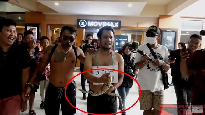 Panji bawa ular masuk mall (Sumber: YouTube/Panji Petualang)