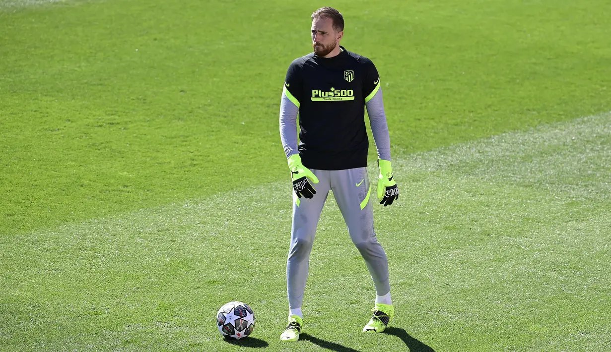 Kiper Atletico Madrid, Jan Oblak menghadiri sesi latihan di tempat latihan klub jelang leg kedua babak 16 besar Liga Champions kontra Chelsea di Majadahonda, Selasa (16/3/2021). Atletico Madrid akan bertandang ke markas Chelsea di Stamford Bridge pada Kamis (18/3) dini hari WIB. (JAVIER SORIANO/AFP)