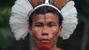 Seorang pria dari suku Fulni-o berpose untuk difoto di Rio de Janeiro, Brasil (14/4). Brasil merayakan Indian Day yang digelar setiap tanggal 19 April untuk menghormati masyarakat adat dan budaya setempat.  (AFP/Carl De Souza)
