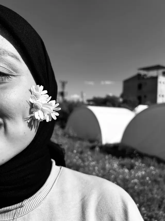 Jepit bunga di outfit sehari hari