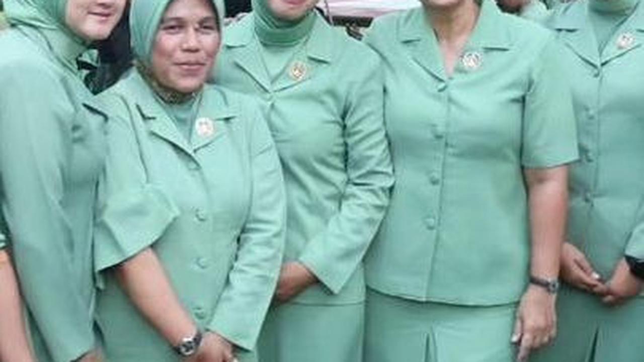 Uli juga tak lupa turut mendonorkan darah bersama para persit yang hadir dalam kegiatan itu.<br>