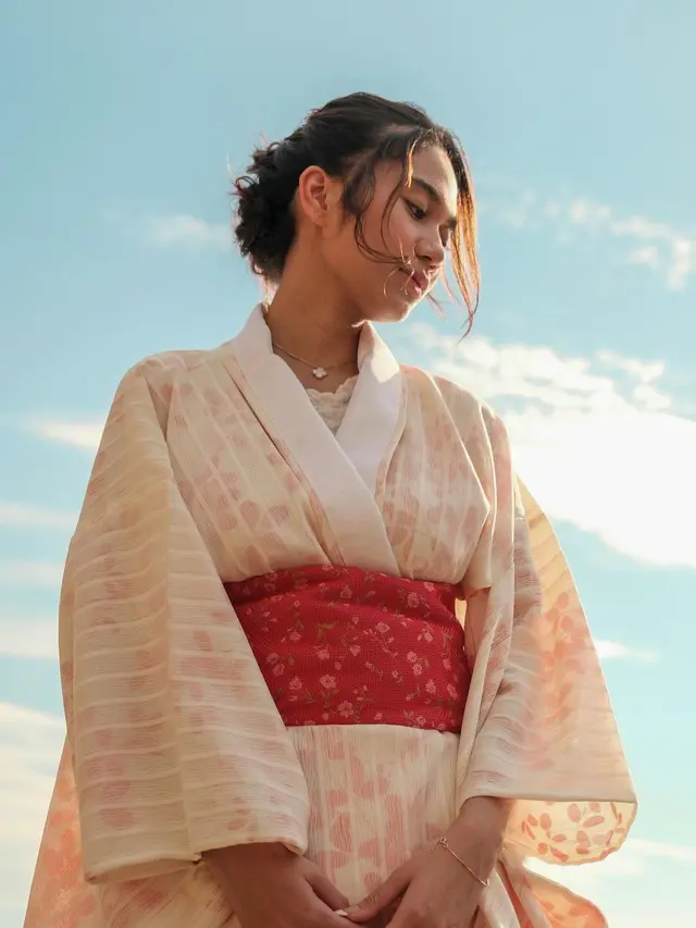 6 Potret Azizah Salsha Pakai Kimono, Pratama Arhan: Prettiest