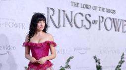 Markella Kavenagh berpose di karpet merah saat menghadiri pemutaran perdana Prime Video "The Lord of the Rings: The Rings of Power" di Culver Studios di Los Angeles, California (15/8/2022). Perempuan kelahiran 30 Januari 1994 ini tertarik dengan seni peran sejak berusia 11 tahun dan mulai berakting pada 2018. (AFP/Michael Tran)