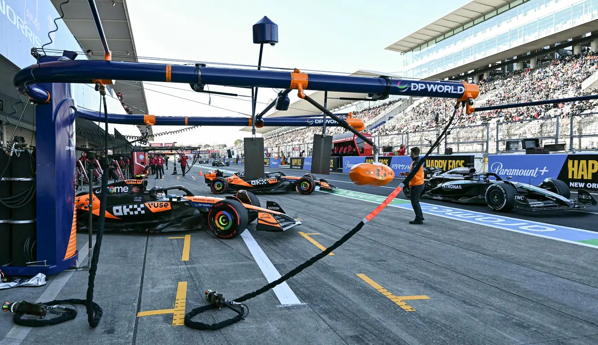 Balap mobil Formula 1 GP Jepang berlangsung pada 4 hingga 6 April 2025. Tampak dalam foto, pembalap McLaren asal Inggris, Lando Norris dan Oscar Piastri meninggalkan pit lane saat sesi latihan kedua Grand Prix Formula Satu Jepang di sirkuit Suzuka, prefektur Mie, 4 April 2025. (MOHD RASFAN/AFP)