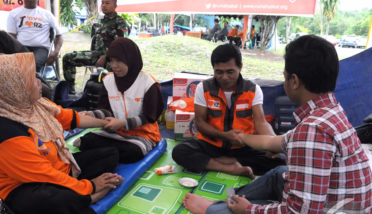 Posko relawan ini juga memberikan pelayanan pijat kepada kepada petugas dan awak media yang terlibat dalam pencarian pesawat AirAsia QZ8501, Pangkalan Bun Kalimantan Tengah, Kamis (8/1/2015). (Liputan6.com/Andrian M Tunay)