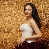 Busana panggung Lyodra selalu mencuri perhatian. Ciri khasnya ia kerap mengenakan gaun-gaun indah. Terbaru, ia tampil bak sekuntum bunga mawar merah. [@lyodraofficial]