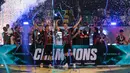 Pemain Grim Reaper, Carlos Ortiz (kanan) dan Kkajhe mengangkat trofi saat merayakan gelar juara Futsal X Series 2 di GOR UNJ, Rawamangun, Jakarta, Minggu (18/01/2026). (Bola.com/Bagaskara Lazuardi)