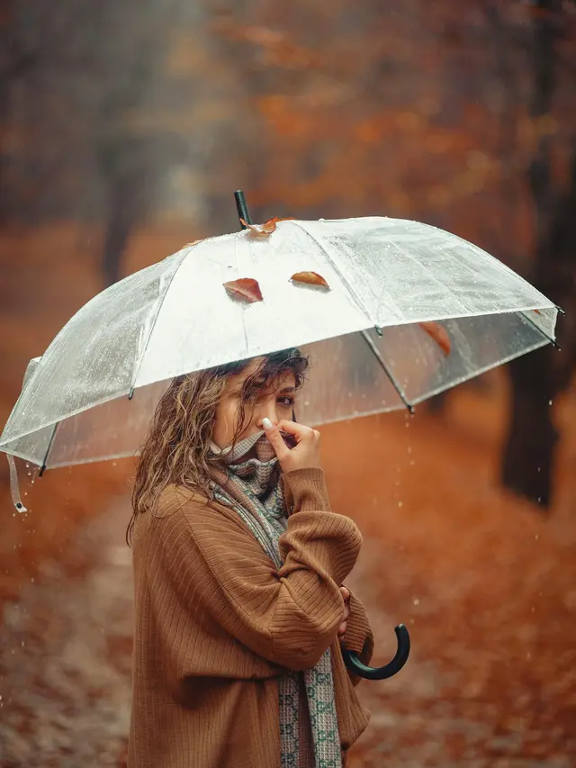 wanita bermain hujan