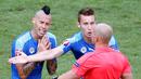 Pemain Slovakia, Marek Hamsik dan Jan Gregus, memprotes wasit saat melawan Jerman pada laga 16 besar Piala Eropa 2016 di Stade Pierre Mauroy, Lille, Minggu (26/6/2016) malam WIB. (EPA/Rolex Dela Pena)