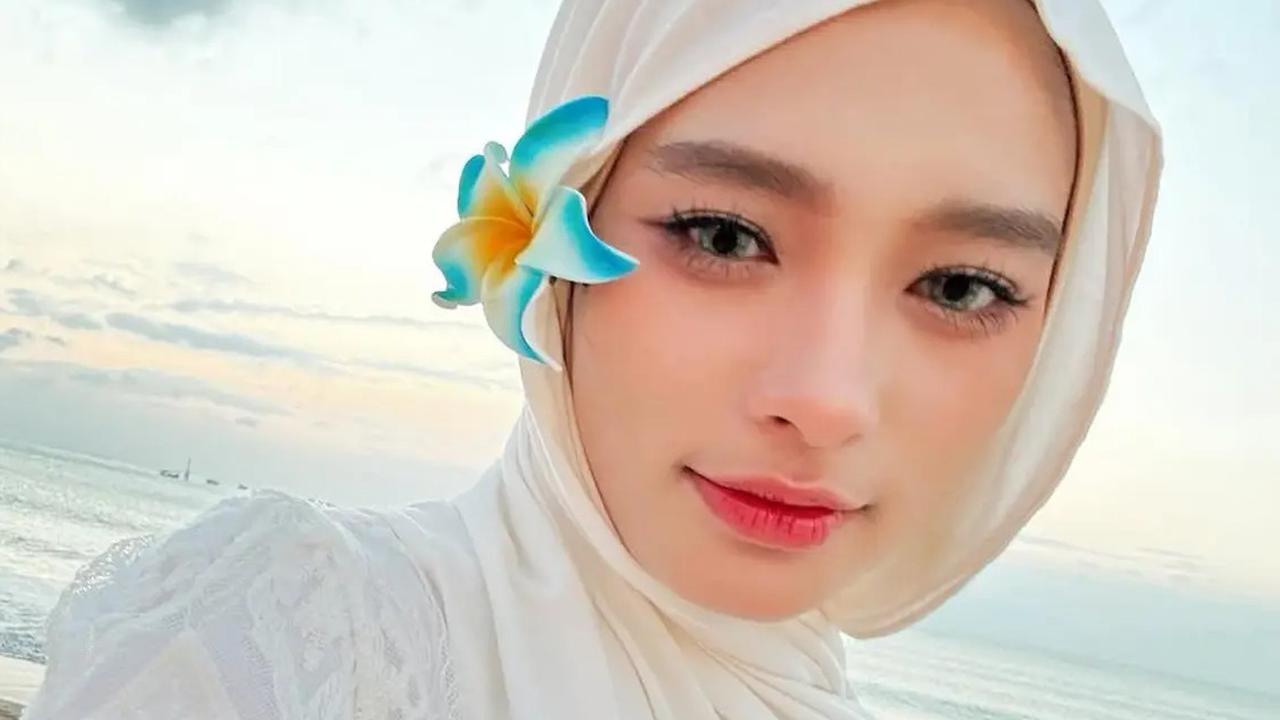 Outfit Liburan di Pantai Ala Inara Rusli, Syar’i tapi Tetap Stylish dan Menawan