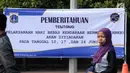 Warga melintasi spanduk pemberitahuan peniadaan pelaksanaan Hari Bebas Kendaraan Bermotor (HBKB) di sekitar Bundaran Hotel Indonesia, Jakarta, Minggu (3/6). Pelaksanaan HBKB akan ditiadakan pada 10, 17, dan 24 Juni 2018. (Liputan6.com/Helmi Fithriansyah)