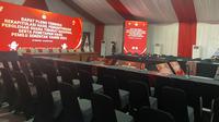 Rekapitulasi nasional hari ini untuk pemilu luar negeri di kantor KPU RI, Jalan Imam Bonjol, Jakarta Pusat, dilakukan skors sementara karena&nbsp;Dewan Kehormatan Penyelenggara Pemilu (DKPP) menggelar sidang pemeriksaan terhadap para komisioner Komisi Pemilihan Umum Republik Indonesia (KPU RI) terkait dugaan pelanggaran Kode Etik Penyelenggara Pemilu (KEPP), Rabu (28/2/2024). (Liputan6.com/Muhammad Radityo Priyasmoro)