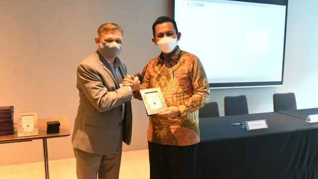 Penandatanganan nota kesepahaman antara Pemprov Kepri dengan Quantum Power Asia dan ib vogt di Kedutaan Besar Indonesia di Singapura.