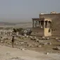 Pengunjung mengambil gambar Patung Caryatid di Kuil Erechtheion, Bukit Acropolis, Athena, Yunani, Senin (18/5/2020). Yunani kembali membuka kota kuno Acropolis serta situs-situs lainnya setelah dua bulan ditutup selama lockdown akibat pandemi virus corona COVID-19. (AP Photo/Petros Giannakouris)