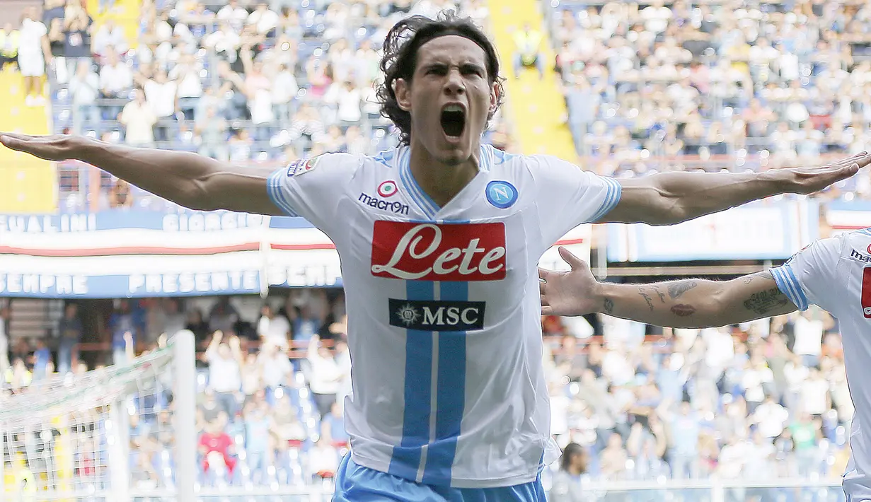 4. Edinson Cavani (104 gol) - Penyerang yang kini bermain untuk PSG ini tercatat pernah berseragam Napoli. Cavani telah mencetak 104 gol selama berkarier di Napoli. (AFP/Fabio Muzzi)