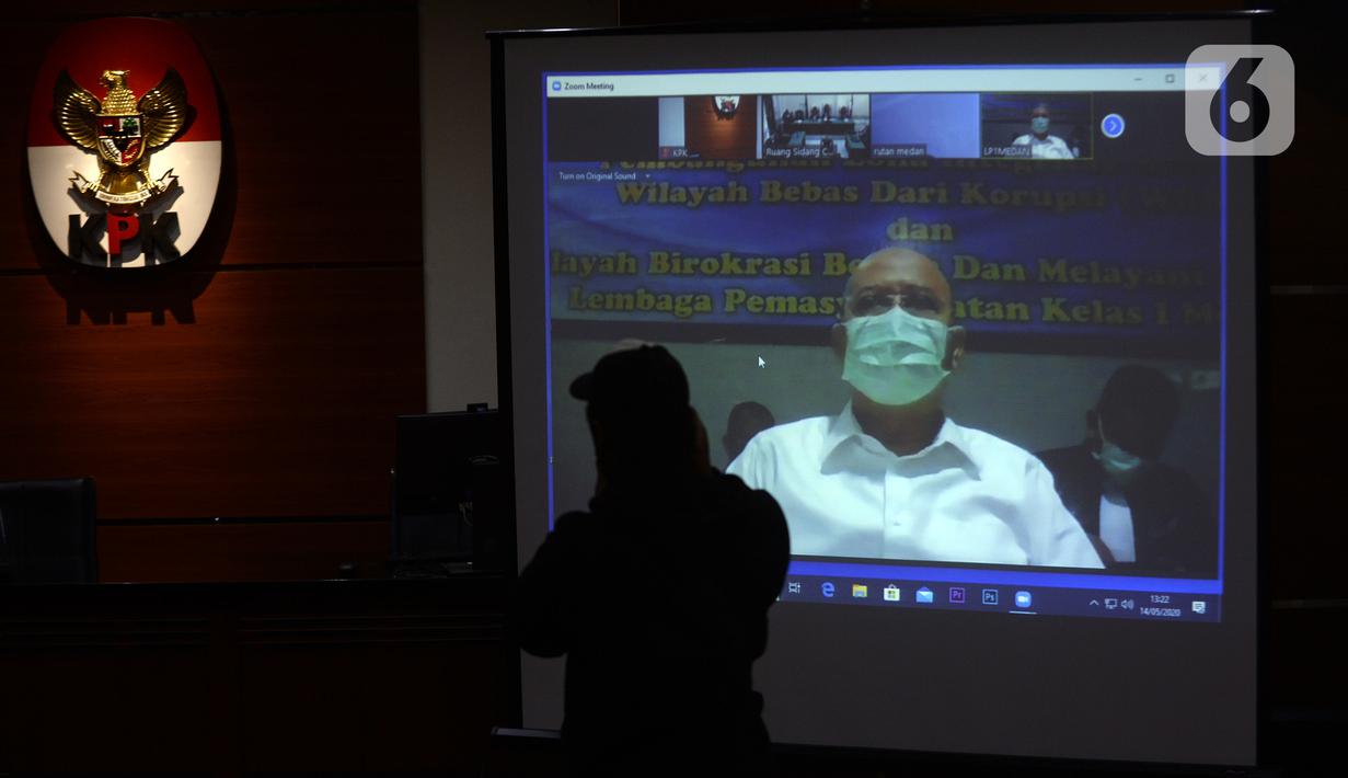 Wali Kota nonaktif Medan Tengku Dzulmi Eldin menjalani sidang pembacaan tuntutan secara video conference di Gedung KPK, Jakarta, Kamis (14/5/2020). Tengku Dzulmi Eldin terlibat dalam kasus dugaan menerima suap proyek dan jabatan pada Pemkot Medan tahun 2019. (merdeka.com/Dwi Narwoko)