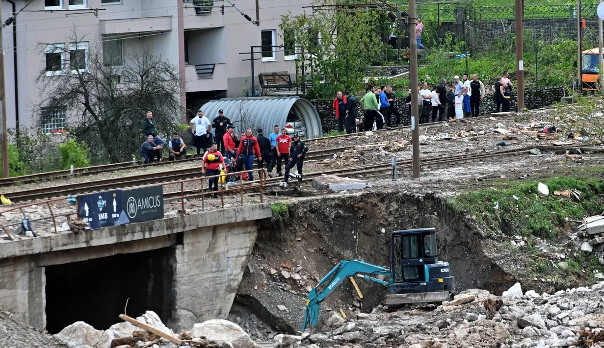 Wilayah Jablanica, sekitar 70 kilometer (43 mil) barat daya Sarajevo mengalami dampak paling parah dari banjir dan tanah longsor yang memutuskan akses ke dunia luar. (ELVIS BARUKCIC/AFP)