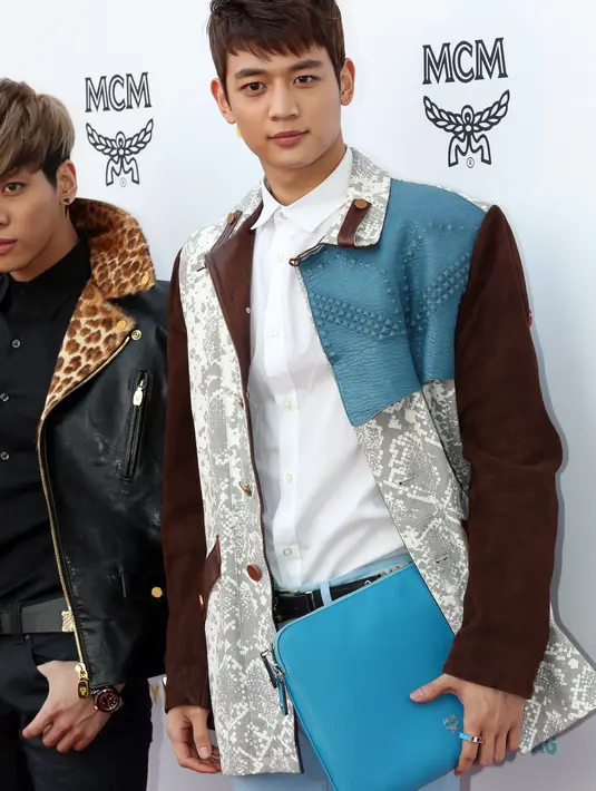 MinHo Shinee yang menjadi pusat perhatian para awak media. MinHo yang menggenakan coat berbahan kulit dengan kombinasi warna yang elegan. (AFP/Bintang.com)