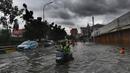 Ketinggian air yang menggenangi sejumlah ruas jalan di Jakarta Barat bervariasi antara 30 hingga 40 centimeter. (merdeka.com/Arie Basuki)
