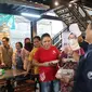 LAZ Al Azhar menggelar acara bagi-bagi makanan gratis di kawasan Malioboro, Yogyakarta.
