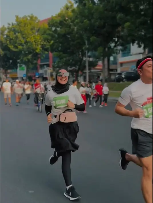 Dari beberapa foto dan video yang diunggah, ia tampak senang mengikuti kegiatan ini. Ia juga tampak begitu semangat lari setiap racenya. [Instagram/_irishbella_]