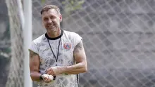 Pelatih Persija Jakarta, Thomas Doll, saat sesi latihan di Lapangan Nirwana Park, Sawangan, Rabu (31/8/2022). (Bola.com/M Iqbal Ichsan)