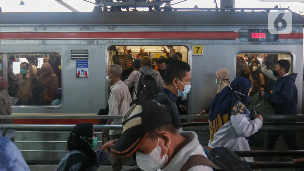 Kepadatan Penumpang KRL Commuter Line di Stasiun Manggarai Pada Sore Hari
